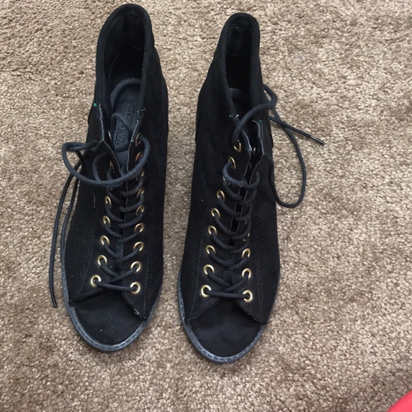 Cute sandal/booties - Picture 2 of 3